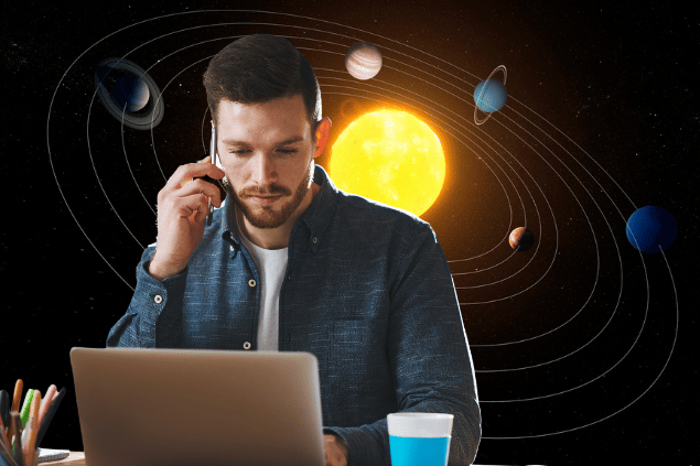 Um homem está trabalhando no seu notebook e está em uma ligação pelo celular. Ao fundo, há o sistema solar e o universo.
