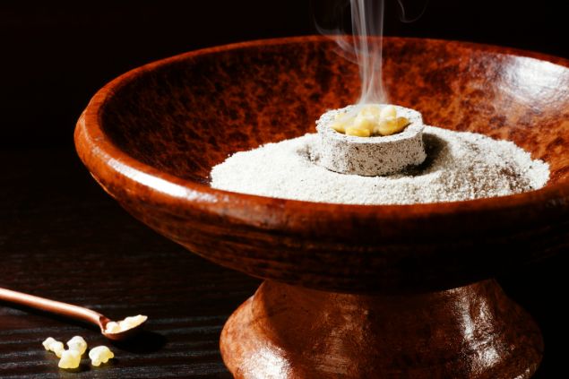 Imagem de um defumador com pedras de ervas naturais.