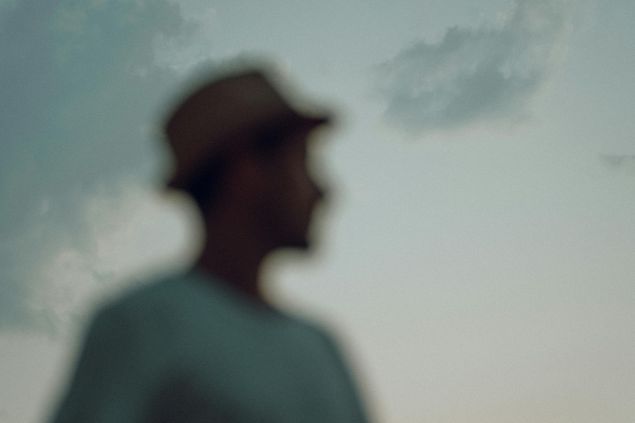 Imagem da silhueta de um homem usando um chapéu pequeno, simbolizando a entidade Zé do Mangue.