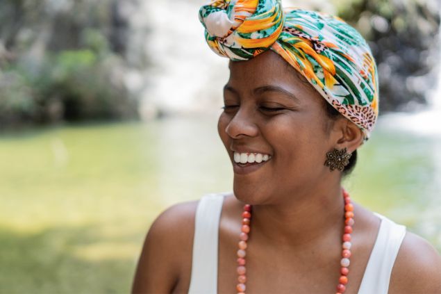 Imagem de uma mulher preta, simbolizando Vovó Maria Conga na Umbanda.