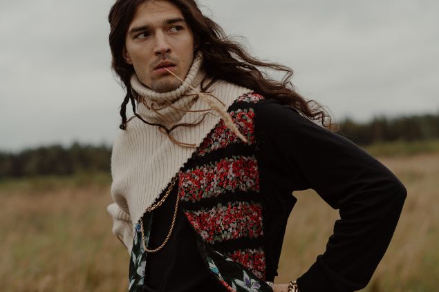 Imagem de um homem cigano usando uma blusa de frio preta com bordados de flores, simbolizando o cigano Pablo da Umbanda.