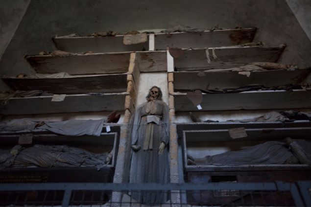 Imagem de várias catacumbas e ao centro uma caveira dentro de uma catacumba, simbolizando o Exu das 7 Catacumbas.