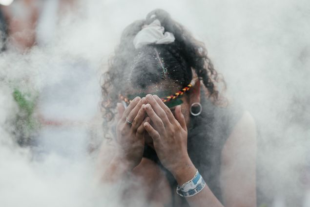Imagem de uma mulher em um ritual, simbolizando o ritual da Cabocla Jacira da Umbanda.