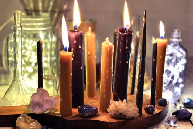 Ritual de oferenda com várias velas acesas para o caboclo Rompe Mato da Umbanda.