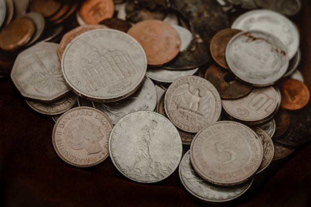 Imagem de várias moedas, simbolizando uma das oferendas para o malandro Camisa Listrada da Umbanda.