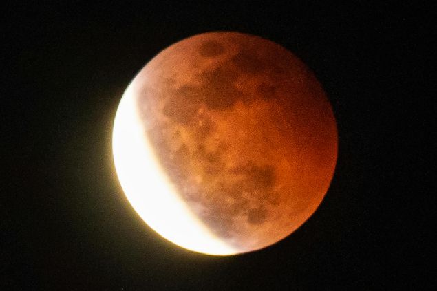 Imagem do eclipse lunar.