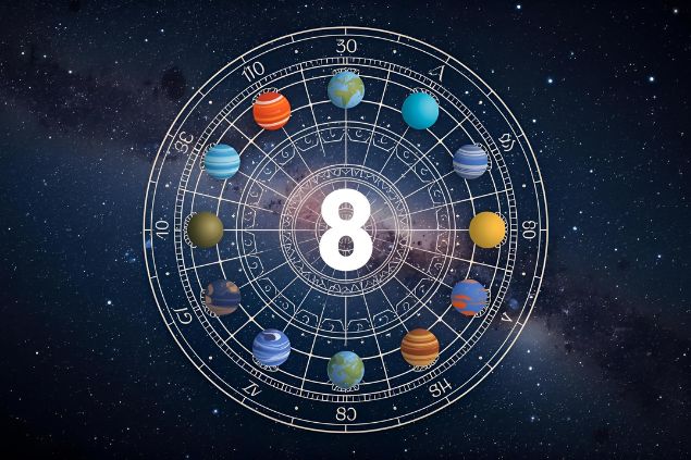 Imagem de uma mandala astrológica com os planetas coloridos, no centro dela o número 8 e de fundo o universo.