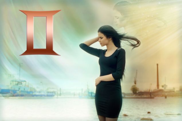 Imagem de uma mulher usando um vestido preto e ao fundo um porto com navios atracados. Ao lado, o glifo do signo de gêmeos.