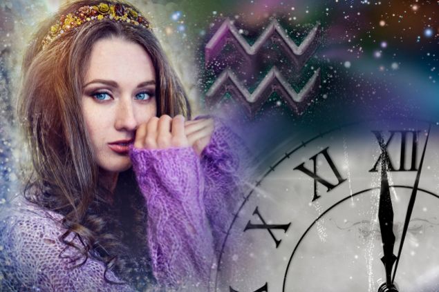 Imagem de uma mulher usando uma blusa lilás ao lado de um relógio, e sobre ele, o glifo do signo de aquário.