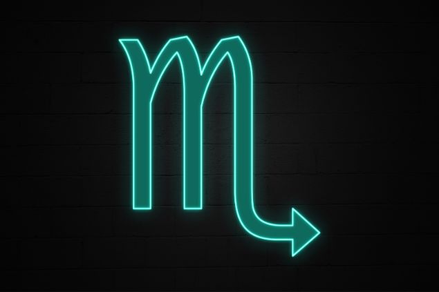 Imagem de fundo preto e em destaque o glifo do signo de escorpião na cor verde