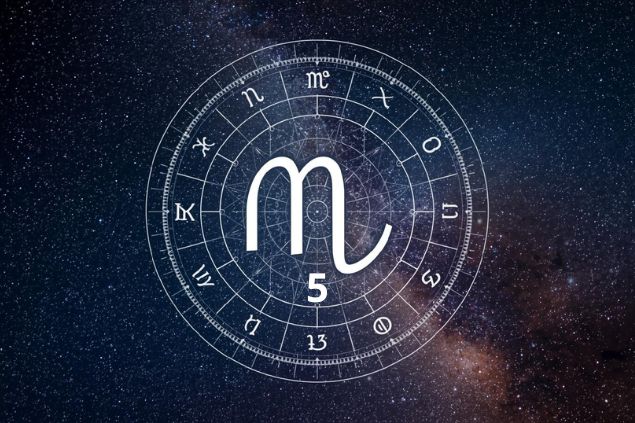 Imagem do glifo de virgem junto com o número 5 posicionados no centro de uma mandala astrológica com fundo do universo.