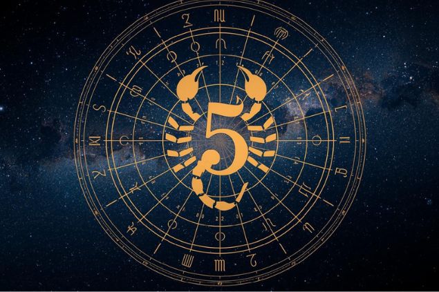 Imagem do glifo de escorpião junto com o número 5 posicionados no centro de uma mandala astrológica com fundo do universo.