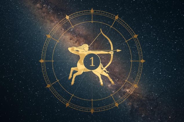 Imagem do glifo de sagitário com o número 1 no centro de uma mandala astrológica com fundo do universo.