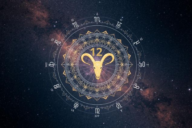 Canva/horoscopovIrtuAl Imagem do glifo de áries e o número 12 no centro de uma mandala astrológica com fundo do universo.
