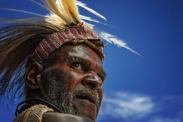 Imagem de um caboclo usando um cocar de penas amarelas e pretas. Ele traz o conceito do caboclo Ventania da Umbanda.