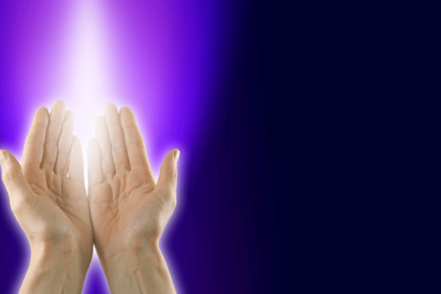 Imagem de fundo de cor violeta, em destaque duas mãos recebendo a luz e a energia da cor.