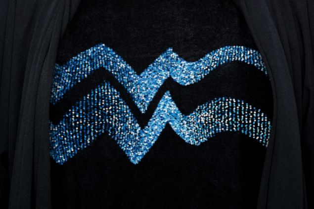 Beeldbewerking / Getty Images Signature / Canva Imagem de fundo preto e em destaque o logo do signo de aquário