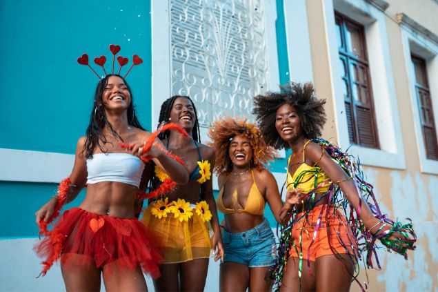 Imagem de várias mulheres curtindo o Carnaval de rua em Salvador.