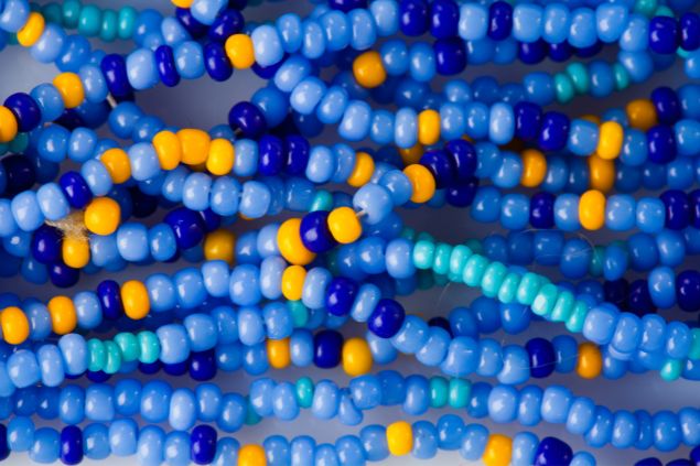 Imagem de um colar de contas para a confecção da guia de Iemanjá