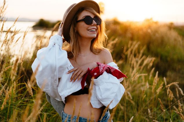 Imagem de uma mulher sensual em um campo de trigo, representando o signo de escorpião.