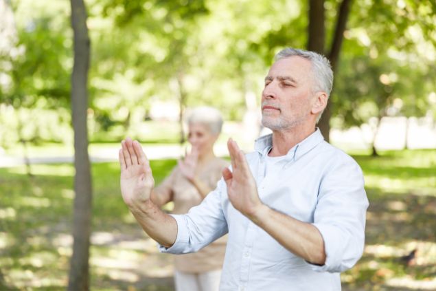 Imagem de duas pessoas em uma praça, fazendo exercícios. Elas estão serenas e tranquilas, representando o signo de capricórnio.