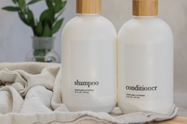 Imagem de um shampoo e um condicionador, cosméticos ideias para os cabelos do signo de áries.