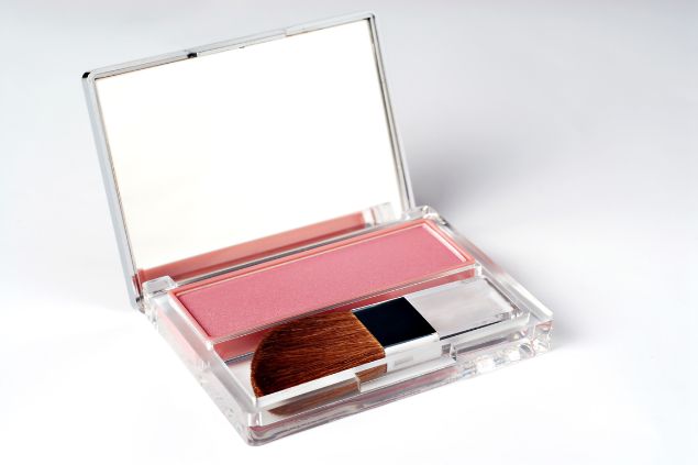 Imagem de um blush claro, simbolizando o cosmético ideal para o signo de gêmeos.