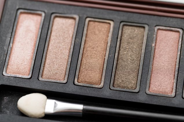 Imagem de um conjunto de sombras para os olhos em várias tonalidades da cor marrom, simbolizando o cosmético do signo de Leão