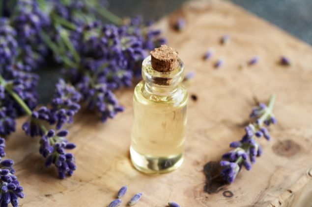 Imagem de um frasco de óleo natural de lavanda para uso em cabelos, simbolizando o cosmético natural para o signo de virgem.