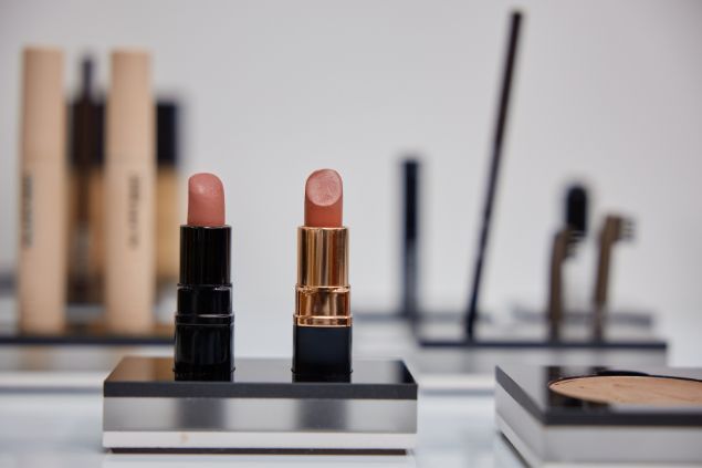 Imagem de dois batons no tom mate sem brilho, simbolizando um dos cosméticos do signo de capricórnio.