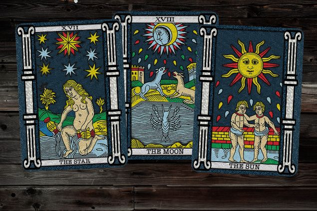 Imagem de três cartas dos arcanos maiores: A Estrela, a Lua e o Sol.