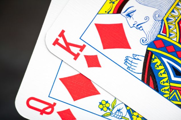 Imagem das cartas da Rainha e do Rei, figuras da corte - no Tarot.