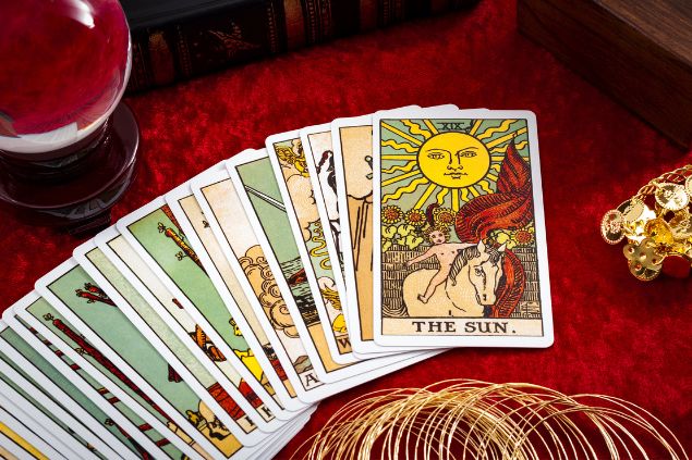 Kreative Hub / Canva Imagem de várias cartas do tarot dos arcanos menores dispostas sobre uma mesa.