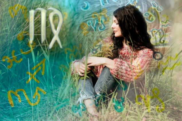 Imagem de uma mulher sentada em um gramada e ao lado o símbolo do signo de virgem.