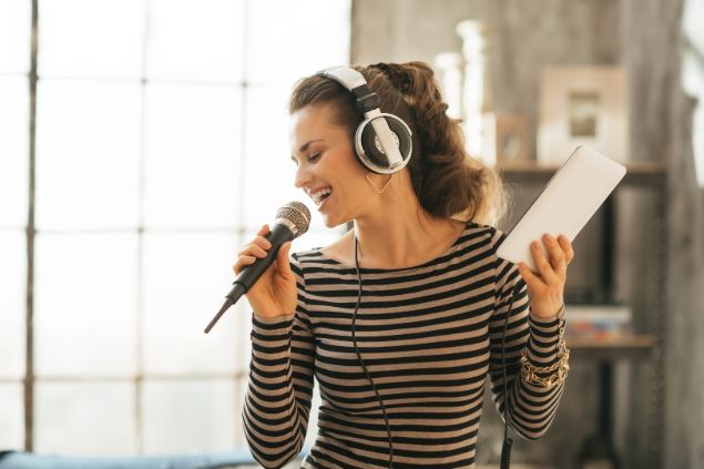 Imagem de uma mulher fazendo aula de canto, uma das habilidades do signo de câncer.