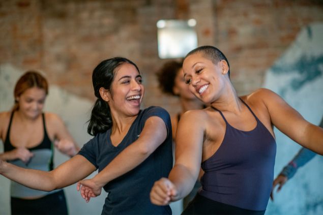 Imagem de quatro mulheres fazendo aula de dança, uma das habilidades do signo de escorpião.