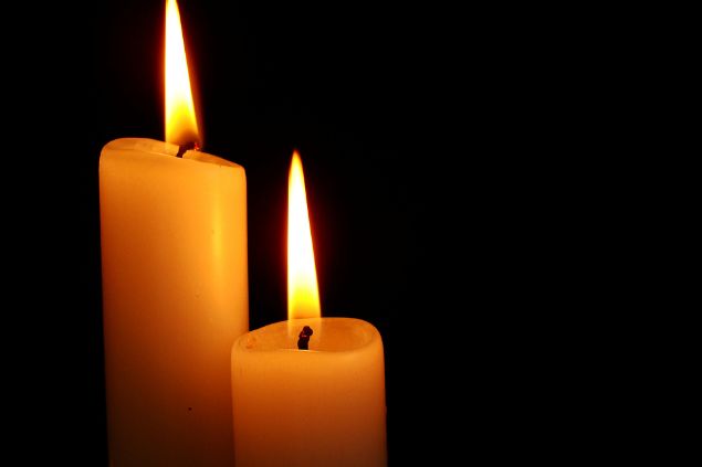 Imagem de duas velas acesas.