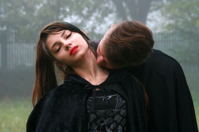 Imagem de um casal do signo de gêmeos e seu estilo de beijo cheio de mordidinhas.