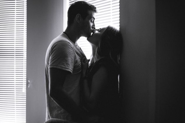 Imagem de um casal do signo de escorpião e seu estilo de beijo misterioso e intenso