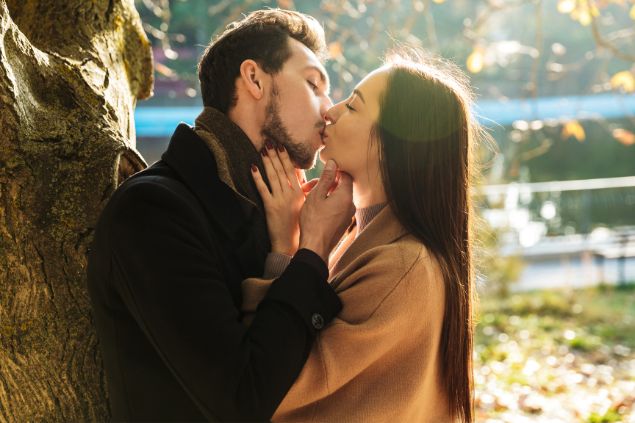 Imagem de um casal do signo de sagitário e seu estilo de beijo molhado