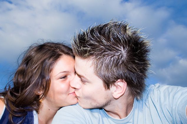 Imagem de um casal do signo de peixes e seu estilo de beijo cheio de carinho, cuidado e emocionante