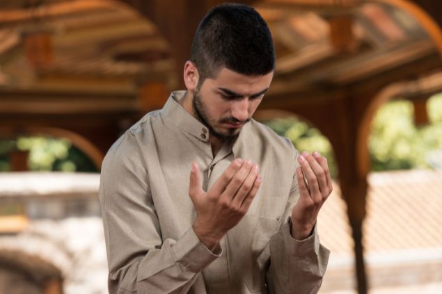 Imagem de um mulçumano fazendo a sua oração.