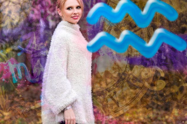 Imagem de uma mulher do signo de Aquário e ao lado da foto, o símbolo do signo de aquário.