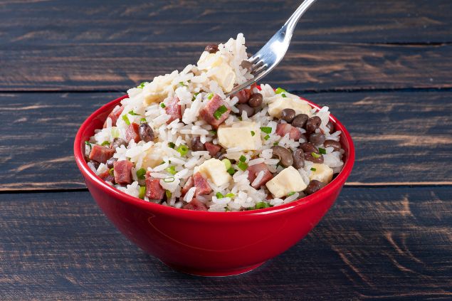 Imagem de um prato com a comida Baião de Dois.