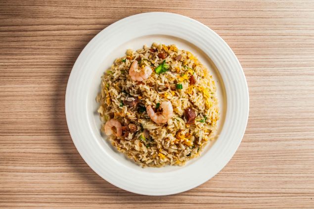 Imagem de um prato típico nordestino de camarão com arroz.