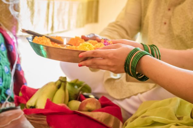 Imagem de um ritual de oferenda para os Baianos feito com frutas e raízes.