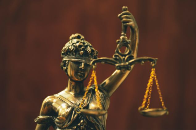 Imagem de uma estátua simbolizando a justiça.