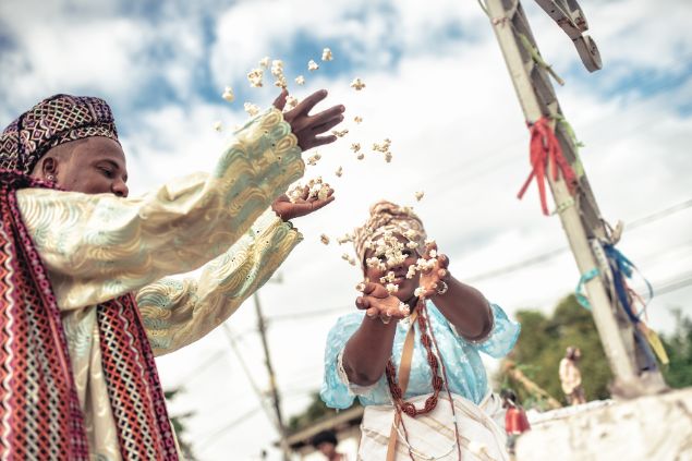 Imagem de um casal de baianos fazendo um ritual na Umbanda.
