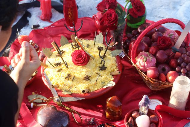 Imagem de uma oferenda durante um ritual da Umbanda.