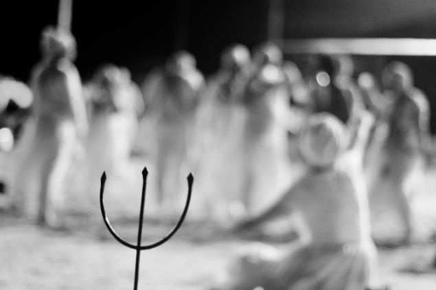 Imagem em preto e branco de um terreiro de Umbanda.